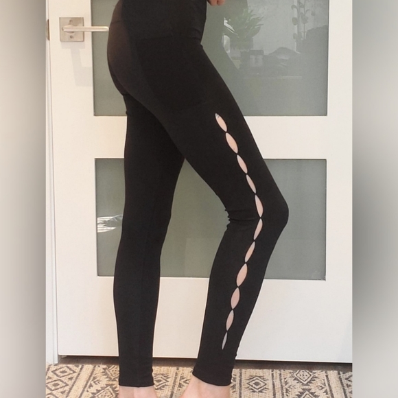 2/$20 💕 High-rise leggings w/ pockets + cutouts - Picture 1 of 5